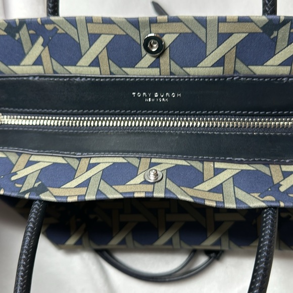 Tory Burch Geometric bag. - Picture 8 of 11